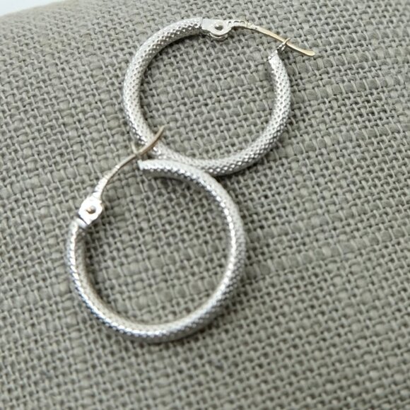 SOLID 14K WHITE GOLD TEXTURED SMALL HOOP PIERCED EARRINGS~1.29 GRAMS - Picture 8 of 8